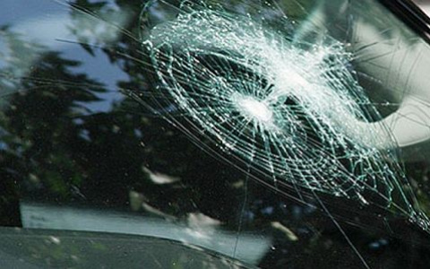В Коми ледяная глыба пробила стекло иномарки и угодила водителю в голову