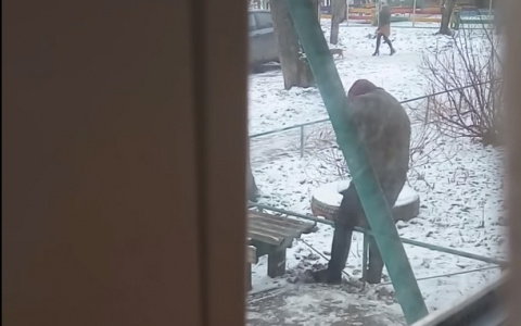 В Сыктывкаре подозрительный мужчина копался в земле около подъезда (видео)