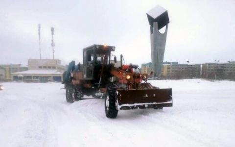Фото дня: спецтехника «разгребает» первую метель в Коми