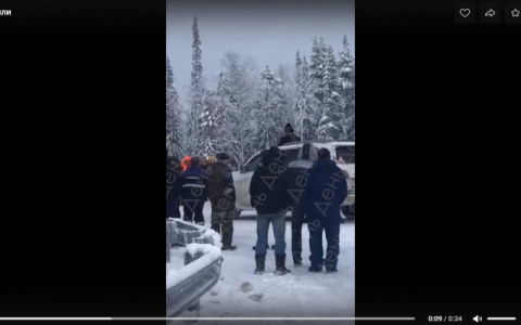 В Коми батюшка освятил новую дорогу «верхом» на «Лексусе» (видео)