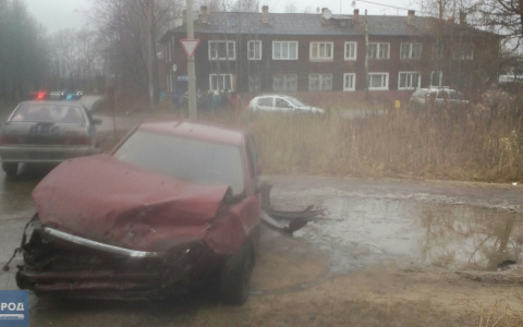 В Сыктывкаре красная «Приора» столкнулась с «Рено» и улетела в столб (фото)