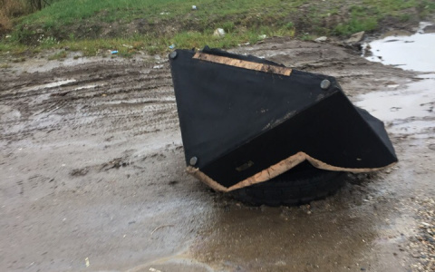 В Коми жители поселка накрыли канализационный люк старым диваном