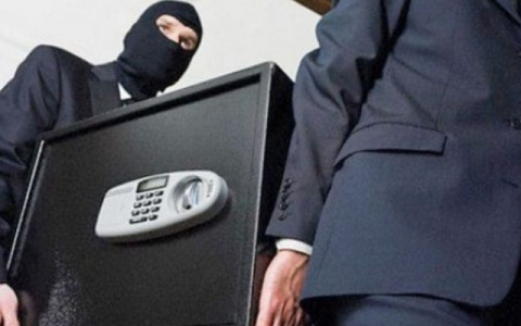 В Коми двое мужчин украли сейф с тремя миллионами и распилили его