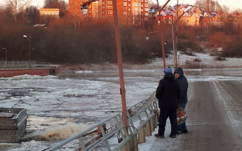 В Сыктывкаре сорвало мост в Заречье (фото)