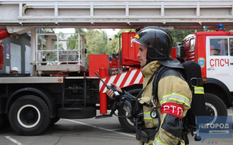 В Коми произошел пожар в многоквартирном доме, пострадали трое детей
