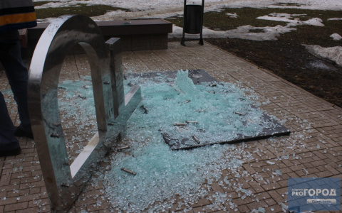 Сыктывкарец, который уничтожил «Памятник рублю», сделал это из-за денег