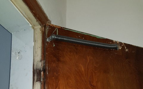 В Коми рабочие два дня пытались прикрепить пружину к двери, но у них ничего не получилось