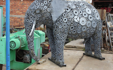 Житель Сыктывкара сделал гигантского металлического слона весом в полторы тонны (фото)