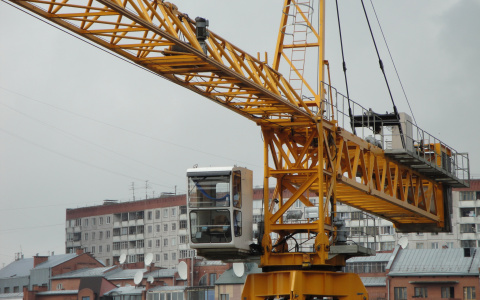 В Сыктывкаре осудят крановщика, который снес строителя с пятого этажа