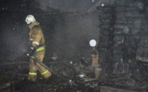 В Сыктывкаре пожар в деревянном балке закончился трагедией