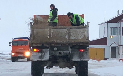 В Коми рабочие придумали новый способ посыпать дороги песком (фото)