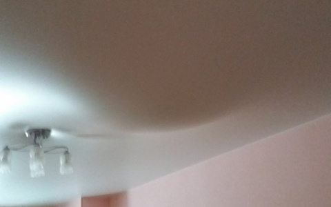 В Сыктывкарской новостройке затопило 3 этажа: в одной из квартир на полметра обвис потолок