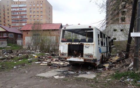 В Сыктывкаре убрали заброшенный автобус-свалку (фото)