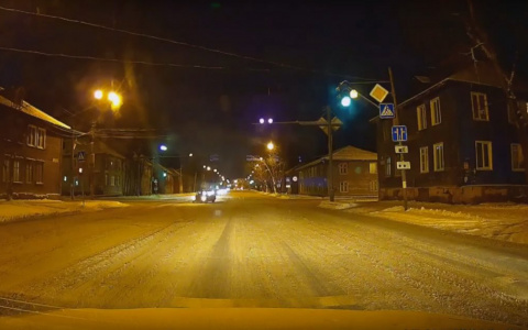 В Сыктывкаре наглый водитель пролетел перекресток с помощью дрифта (видео)