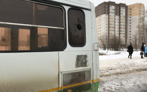 В ГИБДД Сыктывкара рассказали, откуда прилетел кусок железа, который попал в автобус