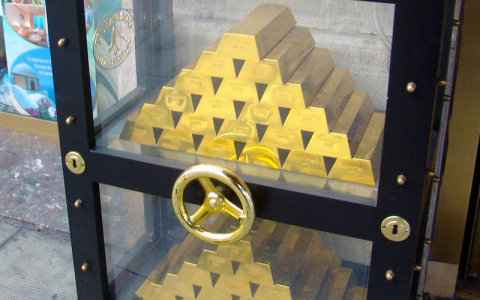 В Коми риэлтор вынес с работы железный сейф, доверху набитый деньгами