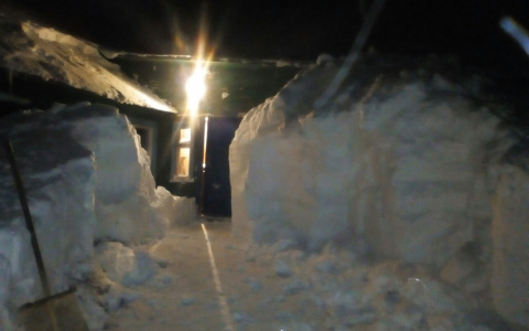 В Коми мужчина 12 часов откапывал свой дом из снега