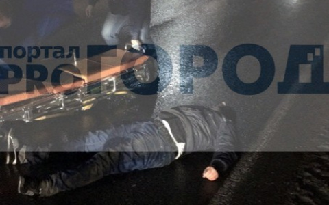 В Сыктывкаре мужчина прыгнул под несущуюся мимо машину (фото)