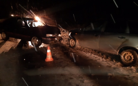 В Коми иномарка вылетела на «встречку» и врезалась в два автомобиля сразу