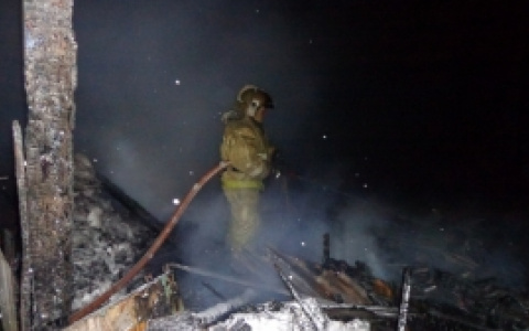 В Сыктывкаре пять часов тушили пожар в частном доме