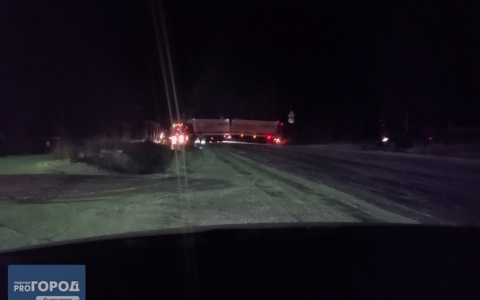 В Коми фура соскользнула с дороги и перекрыла целую трассу (фото)