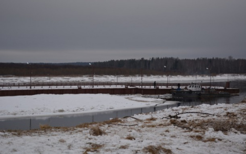Понтонный мост, который снесло льдом в одном из поселков Коми, соберут «по кусочкам» (фото)