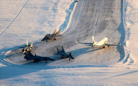 На севере Коми по неизвестной причине остались четыре боевых истребителя (фото)