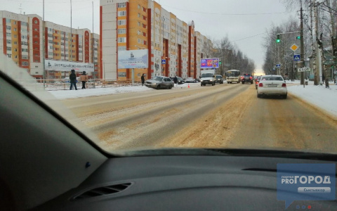 В Сыктывкаре «Хендэ» вылетел на тротуар около торгового центра (фото)