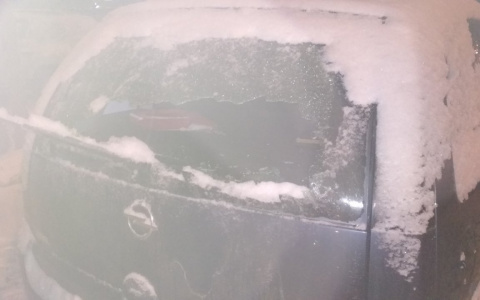 В Сыктывкаре неизвестные забавы ради разбили стекло иномарки (фото)