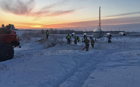 Самолет из Сыктывкара выехал за пределы взлетно-посадочной полосы в Нарьян-Маре
