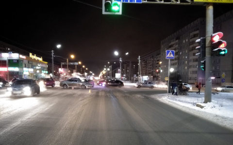 В Сыктывкаре на оживленном перекрестке столкнулись иномарки (фото)
