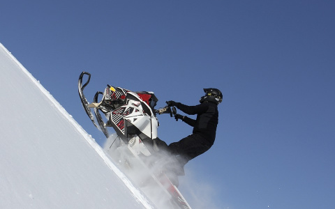 В Коми пьяный водитель снегохода протаранил автомобиль