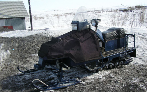 В Коми водитель снегохода смог выбраться из полыньи, но умер от холода