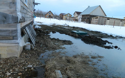 Житель Коми свалился в канаву с водой и замерз насмерть