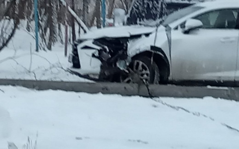 В Коми фонарный столб упал на припаркованный рядом «Лексус» (фото)