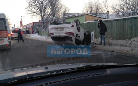 В Сыктывкаре «Киа» перевернулась на крышу: «долина смерти» встала в пробке (фото, видео)
