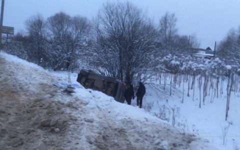 В Сыктывкаре столкнулись BMW и Nissan: «немец» снес дорожный знак и вылетел в кювет (видео)