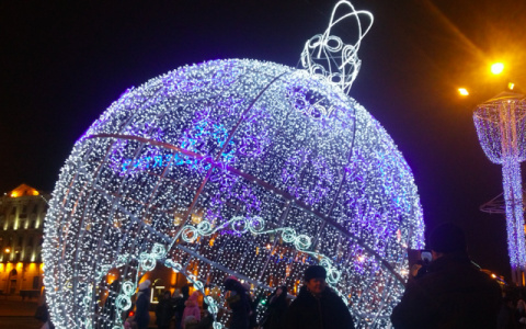 В Сыктывкаре устанавливают гигантский новогодний шар