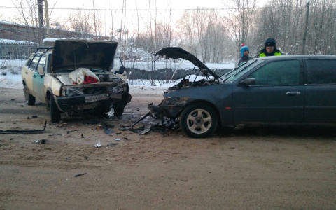 В Сыктывкаре «девятка» вылетела на «встречку» и врезалась в Ford: два человека в больнице (фото)