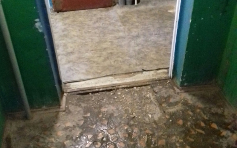 В Сыктывкаре затопило пятиэтажку, жильцам пришлось вызывать спасателей