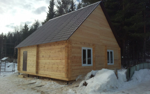 Деревянный дом: можно ли строить его зимой?