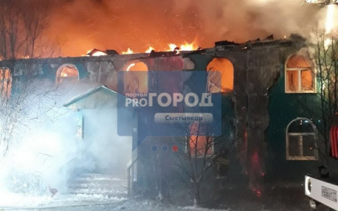 Появилось видео мощного пожара у монастыря в Коми