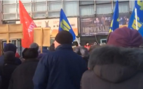 В Сыктывкаре прошел митинг против строительства мусорного полигона на станции Шиес (видео)
