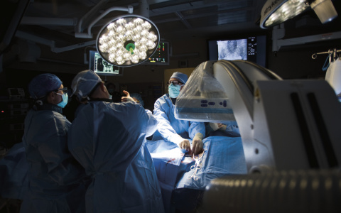 Школьницу из Коми, которую жестоко избил бывший парень, перевели в нейрохирургию