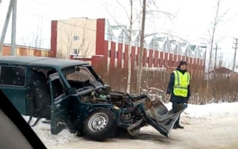 В Коми «Нива» выехала на встречную полосу и угодила под «КамАЗ»