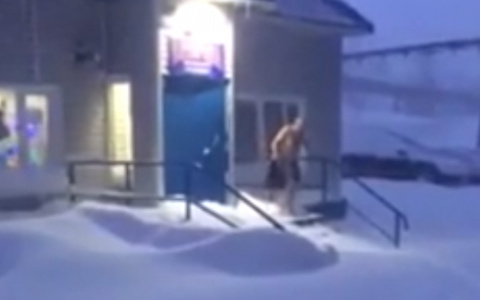 Пьяный житель Коми в мороз шел из магазина в одних шортах и распевал песни (видео)