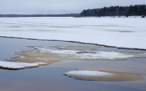 Спасатели Коми провели по тонкому льду мужчину, который спешил на операцию