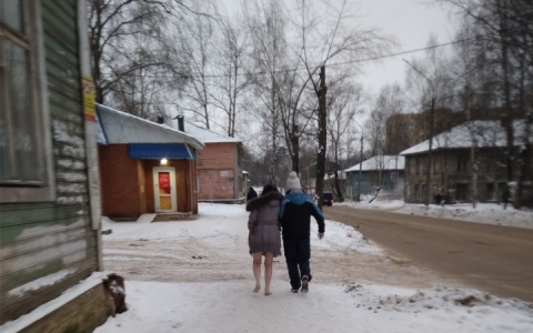 В Сыктывкаре полуобнаженная девушка шла босиком по снегу