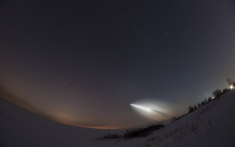 Ночное небо над Коми озарил странный объект, который летел и оставлял белый след