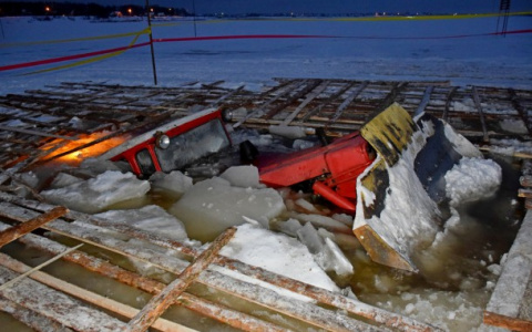 На переправе в Коми под лед провалился трактор, техника утонула